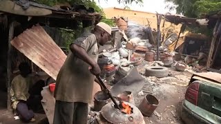 Niger FABRICATION ARTISANALE DES MARMITES [upl. by Tekcirc206]