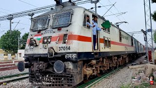 12467 Leelan Exp VS 12372 BIkaner Howrah via LKO Express Diesel vs Electrical Loco [upl. by Hayikaz]