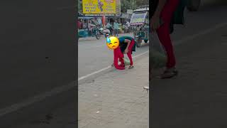 Yah bhai road per Satta chipka deta hai aur sab log nikaalne ki koshish Karte Hain short video [upl. by Caryl123]