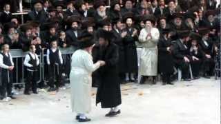 WOW Satmar Rebbe grabbing r avrum lefkowitz in middle of Mitzvah tantz and dancing with him [upl. by Lered]