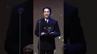 Song Seung Heon Presents New Jeans’ Award [upl. by Ettedranreb]