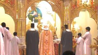 Holy Qurbana HG Yuhanon Mar Polycarpos at St Gregorios QueensElmontNY120411 [upl. by Natie]