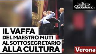 Il colpo di scena dal palco del maestro Riccardo Muti il quotvaffaquot al sottosegretario in platea [upl. by Adlai]