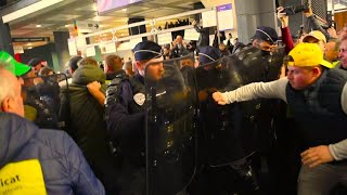 Tensions et hués  les agriculteurs perturbent la visite dEmmanuel Macron au salon de lagriculture [upl. by Gilliam]