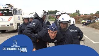 Oefening op de politieschool Koen wordt gearresteerd  De Buurtpolitie Extra [upl. by Frankie]