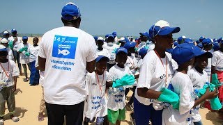 Les enfants du personnel de DP WORLD nettoie la plage de l’hydrobase [upl. by Atalanta]