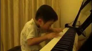 Insolite 5 ans et Virtuose au piano [upl. by Gerrilee838]