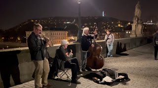 Prague concerts dans les rues Hard Rock Café [upl. by Zamora]