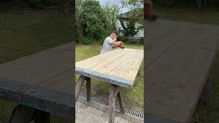 Wie du aus Gerüstbohlen ganz einfach einen Gartentisch bauen kannst 🛠️😍 woodwork table tisch [upl. by Guenevere627]