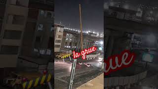 La grue الرافعة التي ترفع الشاليات و المحلات المتنقلة و حتى مواد البناء 👷‍♂️ 🚧 [upl. by Armstrong]