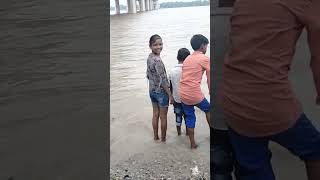 प्रयागराज में बाढ़।flood in prayagraj। गंगा यमुना नदी का तांडव। [upl. by Ahsitil67]