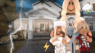 FALL THUNDERSTORM ⛈️  POWER OUTAGE  ROBLOX BLOXBURG FAMILY ROLEPLAY  WITH VOICE [upl. by Fe]