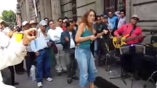 Extranjera cantando en las calles de México [upl. by Mohsen]