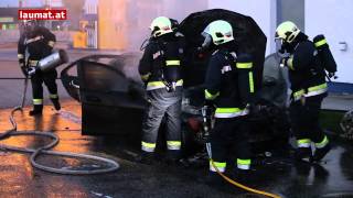 Vollbrand eines PKWs neben einer Tankstelle in Wels sorgt für Einsatz der Feuerwehr [upl. by Tnayrb]