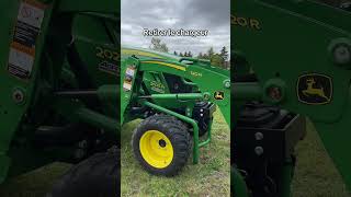 Tracteur John Deere 2025R et chargeur 120R  Le Groupe Agritex [upl. by Skippy]