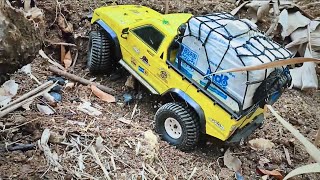 Pickup truck carrying full load of goods through extreme ravine rc car mudding 21 [upl. by Alexio]