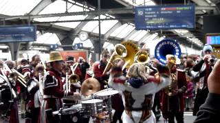 Guggemusik Runggleruesser im Bahnhof Zürich [upl. by Alatea753]