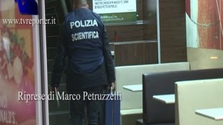 VOLANTE 113 PARTORISCE E GETTA NEONATO NEL WATER SALVATO DAI SOCCORSI [upl. by Cobbie523]