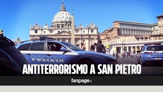 Sicurezza rafforzata in Vaticano fedeli e turisti in fila per i controlli prima dellAngelus [upl. by Buehler629]