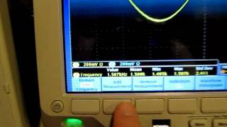 16 How to use the Oscilloscope to accurate capture 2 signals of different frequencies [upl. by Sammie]