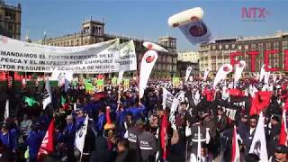 Trabajadores conmemoran el 1 de Mayo en el Zócalo capitalino [upl. by Eetsirk]