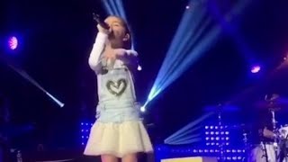 Valentina souhaite un Joyeux Anniversaire à son Papi en concert [upl. by Adyam]