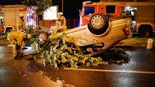 Auto überschlägt sich bei Autounfall in BerlinAdlershof [upl. by Nodnek]