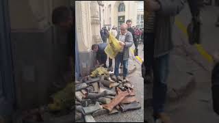 A Caen les agriculteurs en colère jettent leurs bottes devant la préfecture [upl. by Sacksen]