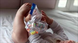 Activité déveil pour bébé le sac sensoriel aux perles [upl. by Akimik]