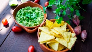 Guacamole  meksykański dip z awokado [upl. by Nrublim652]