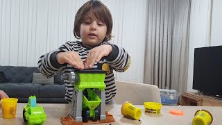 Fatih Selim Play Doh Süper İnşaat Setiyle asfalt yaptık iş makineleri çalışıyor eğlenceli videomuz [upl. by Borlow641]