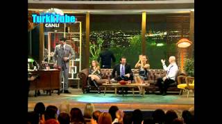 Beyaz Show  Ertem Şener Rüştüyü Öpüp Gidince Atalay Espriyi Patlatıyor 29032013 [upl. by Inatirb]