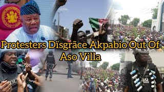 Nigeria On FIRÊ🔥Akpabio Cry As Protesters Dïsgrãce Him Out Of ASO VILLA See Moment He Was Gråged Out [upl. by Ruddy398]