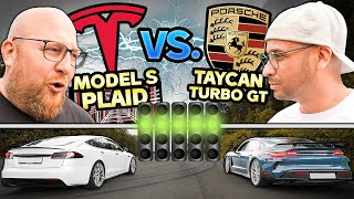 DUELL auf der LASISE  Porsche Taycan Turbo GT vs Tesla Model S Plaid  Echte Konkurrenz [upl. by Nahtam813]