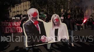 Torino Meloni e Netanyahu imbrattati di sangue al corteo studenti [upl. by Schnorr]