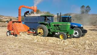 Moliendo rastrojo Corn silage John Deere 4440 New Holland Ts6125 Ensiladora molino Azteca [upl. by Ardenia]