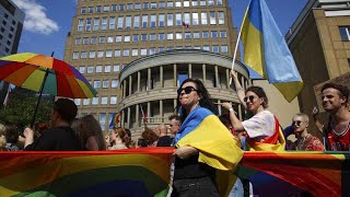 Las celebraciones del Orgullo se unen a las reivindicaciones de paz en países como Polonia [upl. by Nwonknu]