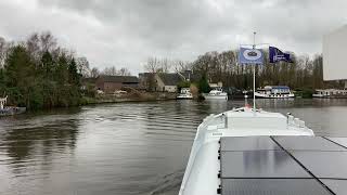 Schepen passeren elkaar varend op rivier Eem  woonschip Robbedoes ms REAN vrachtschip beroepsvaart [upl. by Feola]