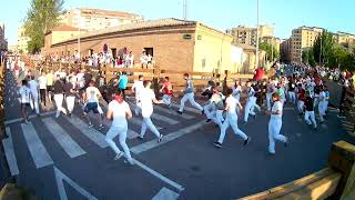 Vídeo del susto de un corredor en el primer encierro de las fiestas de Tudela 2024 [upl. by Tichon]