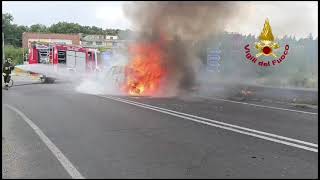 Montecastrilli brucia auto allo svincolo E45 Vigili del fuoco spengono lincendio [upl. by Llevaj279]