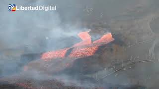 Las nuevas coladas forman ríos e impresionantes cascadas de lava en La Palma [upl. by Nickolaus]