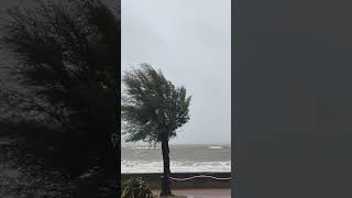 Tempête de mer sur Royan un vent violent souffle sur la ville [upl. by Cass]