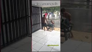 Piso escorregadio fypシ viral humor memes comedy viraliza comedia humormemes [upl. by Bonis511]