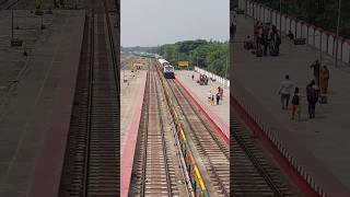 WDP4 POWERED DIESEL LOCOMOTIVE PULLING AGARTALA HUMSAFAR EXPRESS AT BADARPUR JUNCTION shorts train [upl. by Regni]