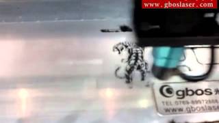 www gboslaser com T1 machine de gravure laser graver sur planche de deux couleurs [upl. by Navannod]