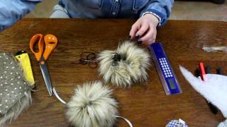 DIY JAK SAMEMU ZROBIĆ FUTRZANY POMPON HOW TO MAKE FUR POM PON помпон из меха [upl. by Efeek255]