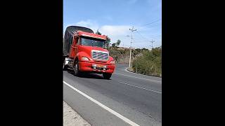 camiones freightliner a Puro Freno De motor [upl. by Meisel541]