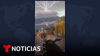 Tormenta de rayos sobre un volcán en Guatemala  Noticias Telemundo [upl. by Rabka]