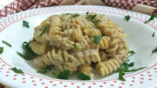 PASTA con CREMA di FUNGHI 🍄 Ricetta FACILE senza PANNA di A modo MIO [upl. by Enelrats]