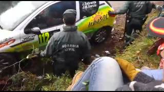 Rally de Noia Coche casi atropella a la Guardia Civil [upl. by Massiw391]